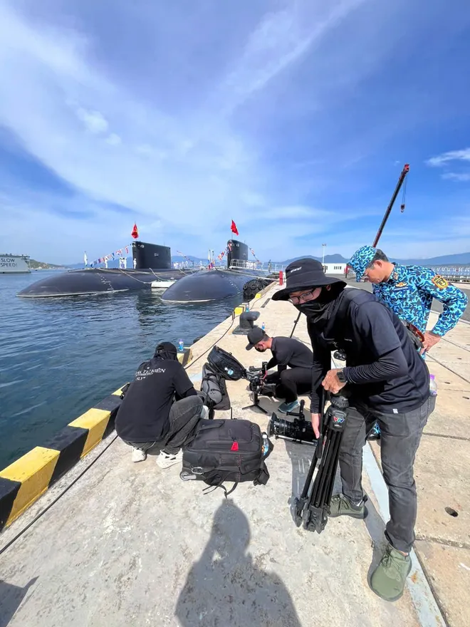 &Ecirc;-k&iacute;p ghi h&igrave;nh m&agrave;n diễu binh lịch sử của Hải qu&acirc;n Việt Nam: "Ch&uacute;ng t&ocirc;i đ&atilde; ho&agrave;n th&agrave;nh nhiệm vụ"- Ảnh 12.