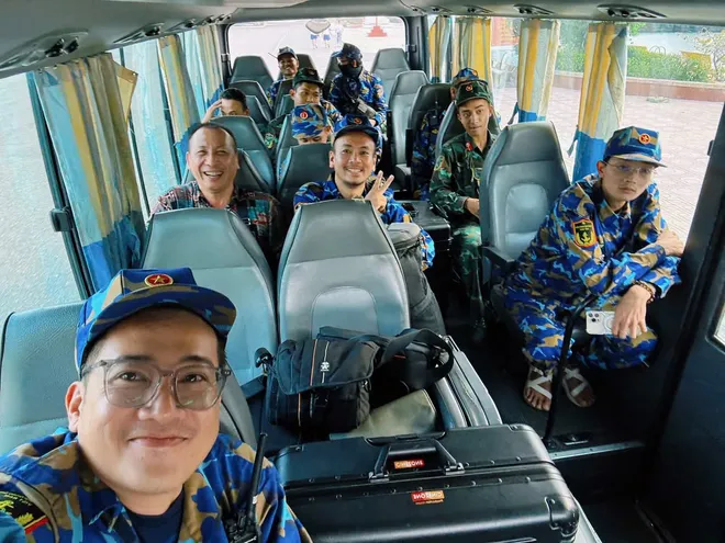 &Ecirc;-k&iacute;p ghi h&igrave;nh m&agrave;n diễu binh lịch sử của Hải qu&acirc;n Việt Nam: "Ch&uacute;ng t&ocirc;i đ&atilde; ho&agrave;n th&agrave;nh nhiệm vụ"- Ảnh 11.