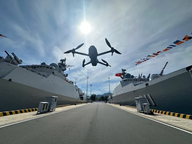 &Ecirc;-k&iacute;p ghi h&igrave;nh m&agrave;n diễu binh lịch sử của Hải qu&acirc;n Việt Nam: "Ch&uacute;ng t&ocirc;i đ&atilde; ho&agrave;n th&agrave;nh nhiệm vụ"- Ảnh 17.