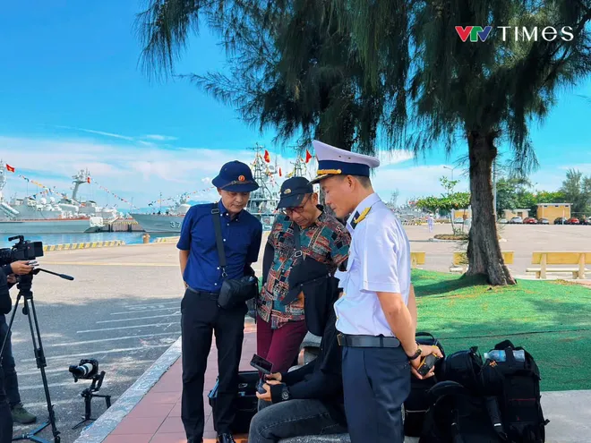 &Ecirc;-k&iacute;p ghi h&igrave;nh m&agrave;n diễu binh lịch sử của Hải qu&acirc;n Việt Nam: "Ch&uacute;ng t&ocirc;i đ&atilde; ho&agrave;n th&agrave;nh nhiệm vụ"- Ảnh 8.