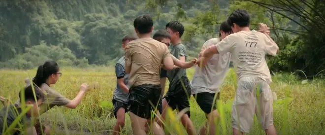 Cách em 1 milimet - Tập 1: Tú và Chiến đọ chiến đấu để giành Đại bản doanh - Ảnh 11.