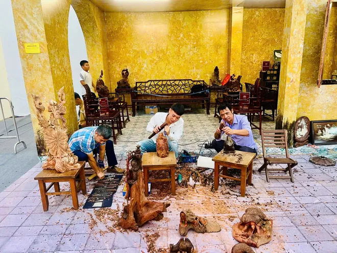Giới trẻ trải nghiệm làng nghề tại sự kiện "Không gian Truyền thống và Sáng tạo Hà Nội 2025" - Ảnh 2.