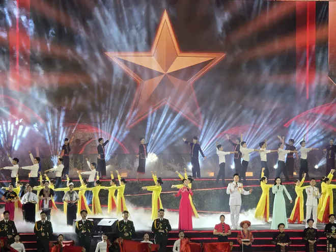 Ấn tượng Chương tr&igrave;nh ch&iacute;nh luận nghệ thuật &ldquo;Bản h&ugrave;ng ca chiến thắng&rdquo; - Ảnh 5.