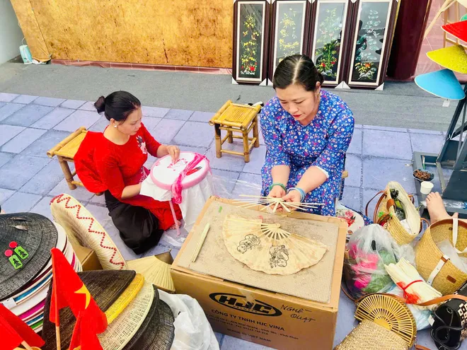 Giới trẻ trải nghiệm làng nghề tại sự kiện "Không gian Truyền thống và Sáng tạo Hà Nội 2025" - Ảnh 3.