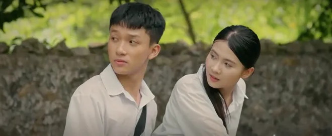 Cách em 1 milimet - Tập 2: Quyên đi câu cá với Tú bị rơi xuống hồ- Ảnh 2. Cách em 1 milimet - Tập 2: Quyên đi câu cá với Tú bị rơi xuống hồ- Ảnh 2.