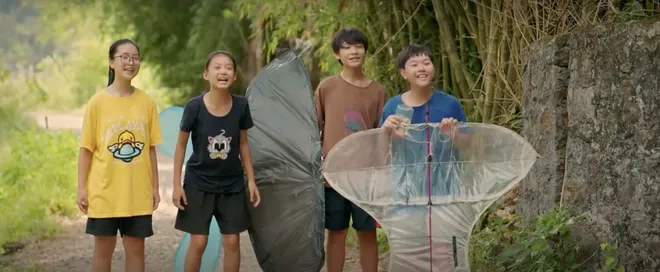 Cách em 1 milimet - Tập 2: Quyên đi câu cá với Tú bị rơi xuống hồ- Ảnh 1. Cách em 1 milimet - Tập 2: Quyên đi câu cá với Tú bị rơi xuống hồ- Ảnh 1.