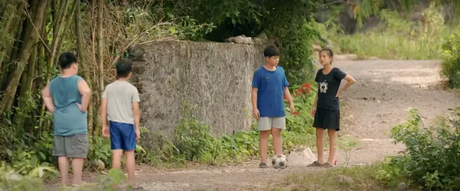 Cách em 1 milimet - Tập 2: Quyên đi câu cá với Tú bị rơi xuống hồ- Ảnh 8. Cách em 1 milimet - Tập 2: Quyên đi câu cá với Tú bị rơi xuống hồ- Ảnh 8.