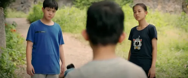 Cách em 1 milimet - Tập 2: Quyên đi câu cá với Tú bị rơi xuống hồ- Ảnh 12. Cách em 1 milimet - Tập 2: Quyên đi câu cá với Tú bị rơi xuống hồ- Ảnh 12.