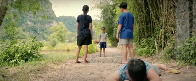 Cách em 1 milimet - Tập 2: Quyên đi câu cá với Tú bị rơi xuống hồ- Ảnh 13. Cách em 1 milimet - Tập 2: Quyên đi câu cá với Tú bị rơi xuống hồ- Ảnh 13.