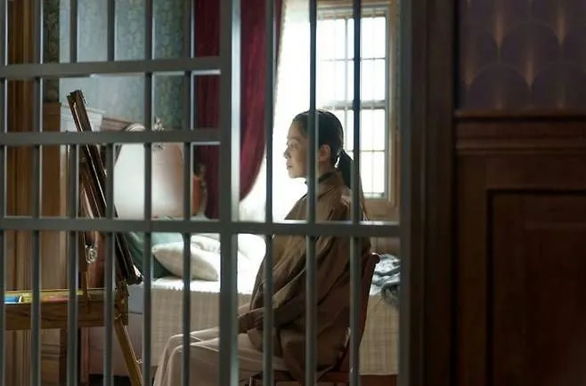 Ko Hyun Jung lột x&aacute;c ngoạn mục trong phim mới "Bọ ngựa", kh&aacute;n giả bị &aacute;m ảnh nặng - Ảnh 3.