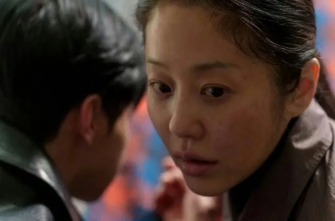 Ko Hyun Jung lột x&aacute;c ngoạn mục trong phim mới "Bọ ngựa", kh&aacute;n giả bị &aacute;m ảnh nặng - Ảnh 4.