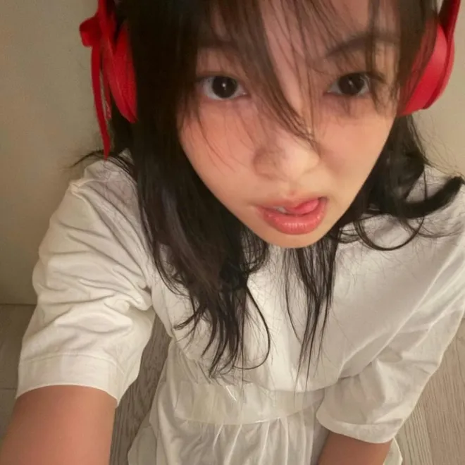 Hình ảnh mặt mộc của Jennie (BLACKPINK) gây sốt - Ảnh 4.