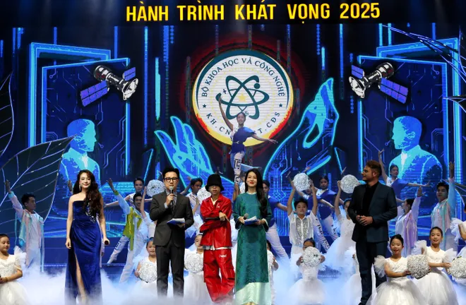Hành trình khát vọng 2025: Tôn vinh người lao động tiêu biểu và cán bộ công đoàn xuất sắc - Ảnh 3.