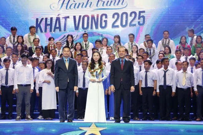 Hành trình khát vọng 2025: Tôn vinh người lao động tiêu biểu và cán bộ công đoàn xuất sắc - Ảnh 9.