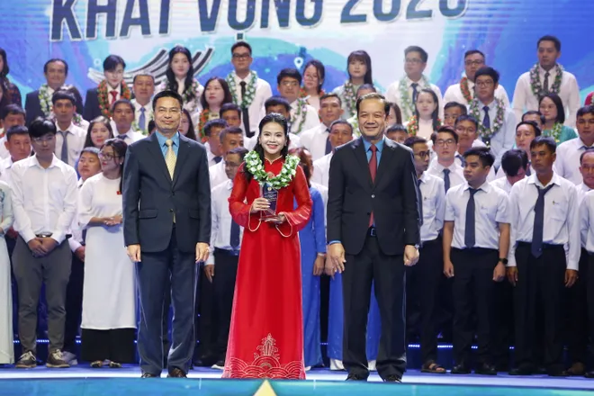 Hành trình khát vọng 2025: Tôn vinh người lao động tiêu biểu và cán bộ công đoàn xuất sắc - Ảnh 7.