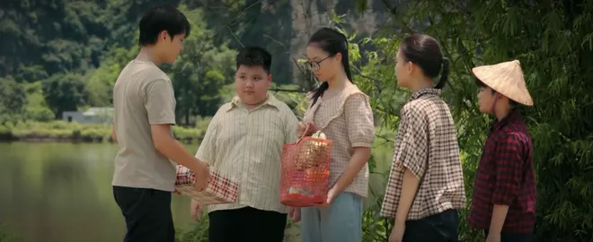 C&aacute;ch em 1 milimet - Tập 5: T&uacute; v&agrave; nh&oacute;m bạn rủ nhau đi th&agrave;nh phố thăm Quy&ecirc;n, cả nh&agrave; lo lắng- Ảnh 7.