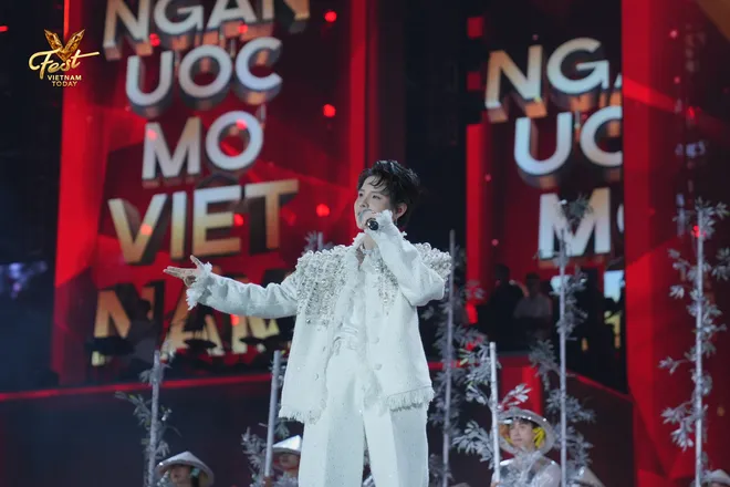 Vũ Cát Tường xuất hiện trong set diễn của mình với trang phục màu trắng thanh lịch. Vũ Cát Tường xuất hiện trong set diễn của mình với trang phục màu trắng thanh lịch.