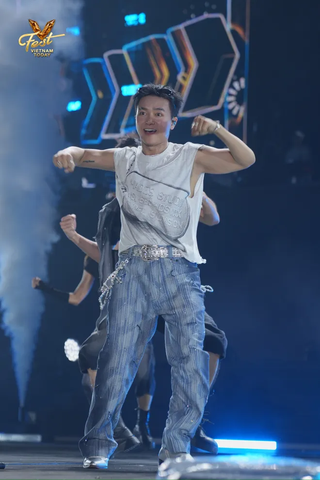 Nam khuấy động không khí V Fest trong khoảng thời gian gần cuối của concert. Nam khuấy động không khí V Fest trong khoảng thời gian gần cuối của concert.