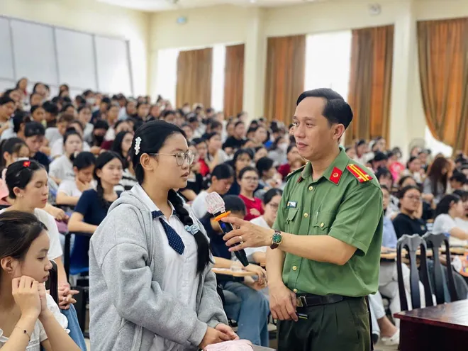 Công an TP Hồ Chí Minh trang bị lá chắn số, chống lừa đảo cho cộng đồng - Ảnh 4.