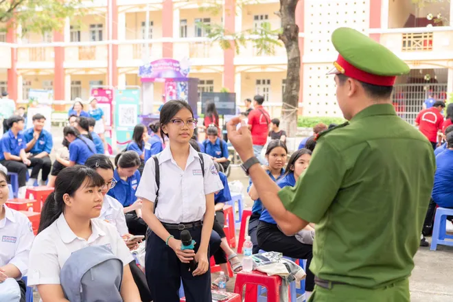 Công an TP Hồ Chí Minh trang bị lá chắn số, chống lừa đảo cho cộng đồng - Ảnh 1.