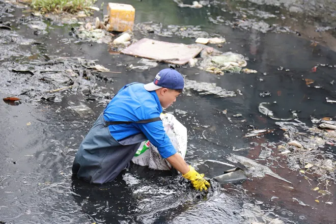 37.000 thanh niên TP Hồ Chí Minh vớt rác, khơi kênh  trong ngày Chủ Nhật Xanh - Ảnh 6.