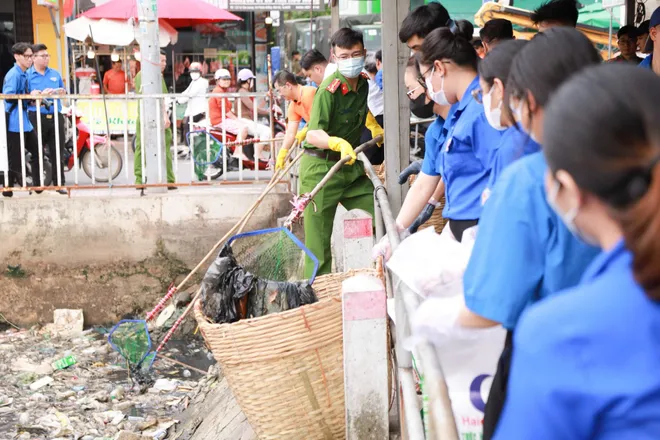 37.000 thanh niên TP Hồ Chí Minh vớt rác, khơi kênh  trong ngày Chủ Nhật Xanh - Ảnh 7.