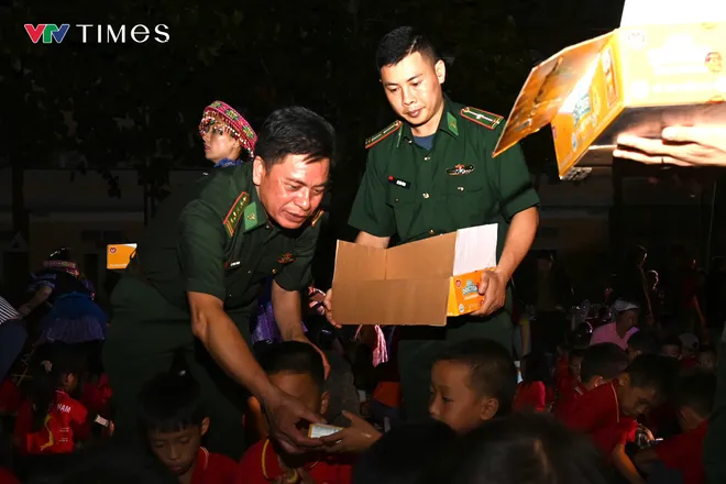 Niềm vui Trung thu nơi biên cương - Ảnh 3.