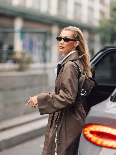 Bella Hadid xuất hiện tại Paris lần đầu tiên sau khi nhập viện vì bệnh Lyme - Ảnh 1.