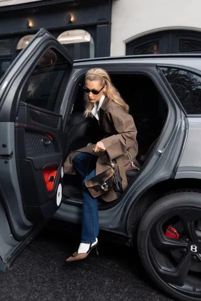 Bella Hadid xuất hiện tại Paris lần đầu tiên sau khi nhập viện vì bệnh Lyme - Ảnh 2.