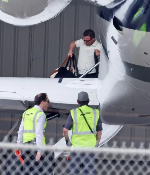 Taylor Swift đã hạ cánh xuống California để dự đám cưới của bạn thân Selena Gomez - Ảnh 3.