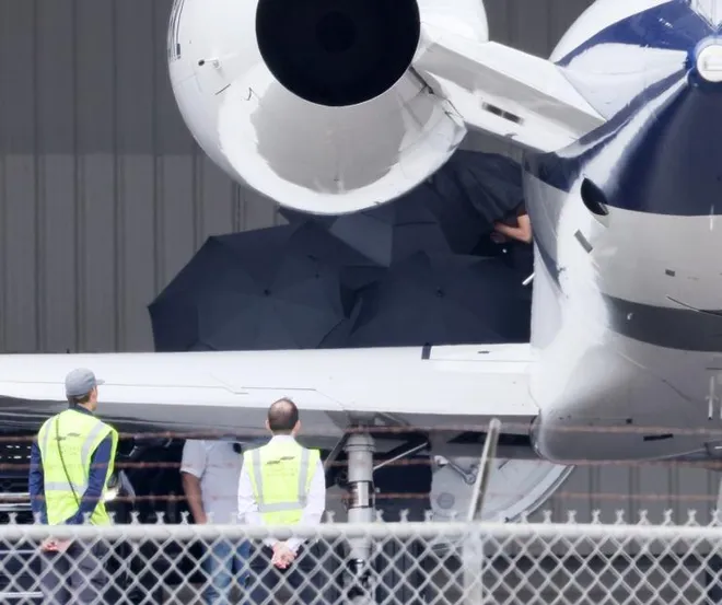 Taylor Swift đã hạ cánh xuống California để dự đám cưới của bạn thân Selena Gomez - Ảnh 4.