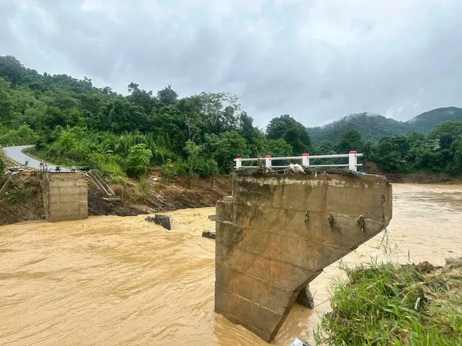 Nghệ An: Hai cầu cứng bị lũ cuốn trôi, nhiều bản làng chia cắt” - Ảnh 4.