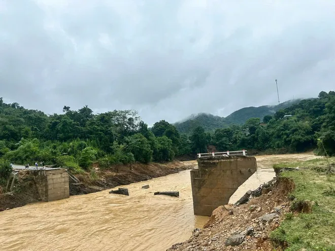 Nghệ An: Hai cầu cứng bị lũ cuốn trôi, nhiều bản làng chia cắt” - Ảnh 3.