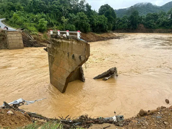 Nghệ An: Hai cầu cứng bị lũ cuốn trôi, nhiều bản làng chia cắt” - Ảnh 2.