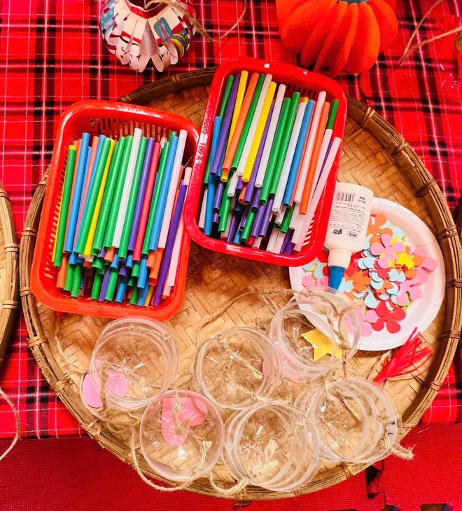 Thử l&agrave;m lồng đ&egrave;n cho trẻ em từ vật dụng quen thuộc- Ảnh 2.