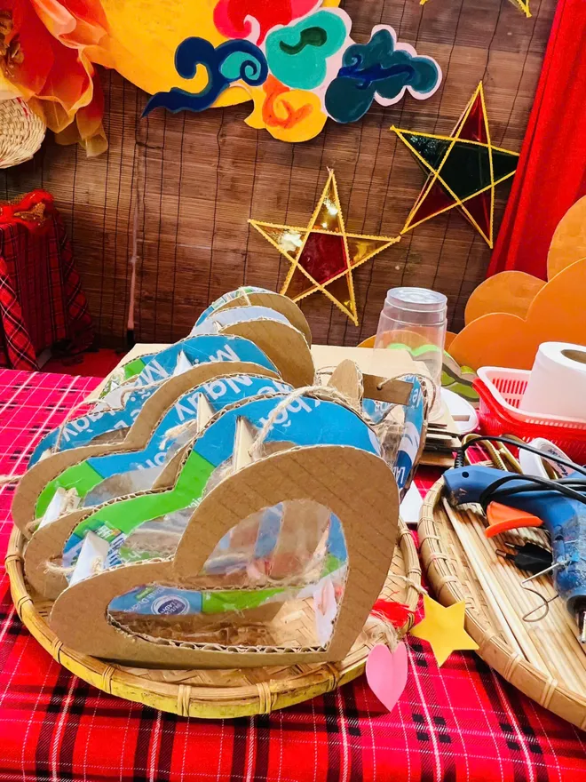 Thử l&agrave;m lồng đ&egrave;n cho trẻ em từ vật dụng quen thuộc- Ảnh 5.