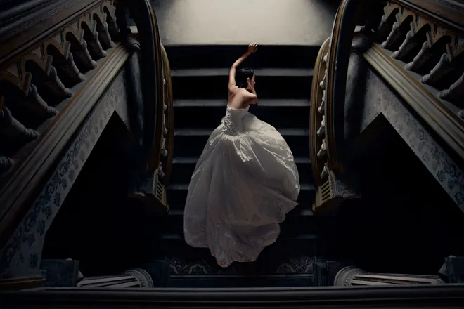 Hồ Thu Anh của "Địa đạo" ki&ecirc;u sa, b&iacute; ẩn trong bộ ảnh chụp tại Huế - Ảnh 8.