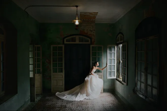 Hồ Thu Anh của "Địa đạo" ki&ecirc;u sa, b&iacute; ẩn trong bộ ảnh chụp tại Huế - Ảnh 6.