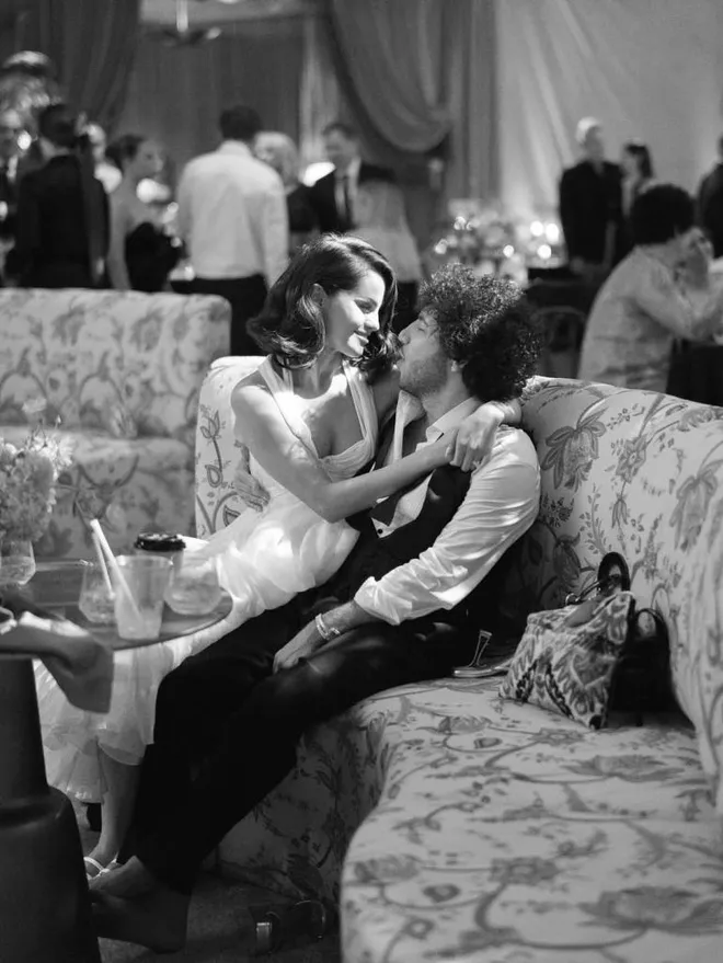 Selena Gomez chia sẻ hình ảnh đám cưới riêng tư - Ảnh 2.