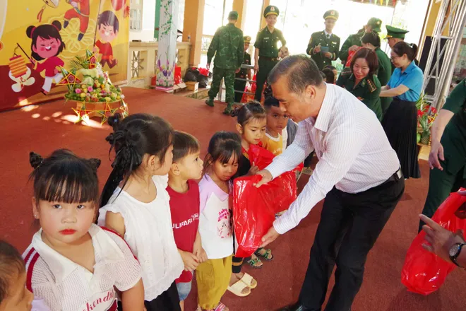 “Đêm hội trăng rằm” ấm áp nơi biên giới Lâm Đồng- Ảnh 6.