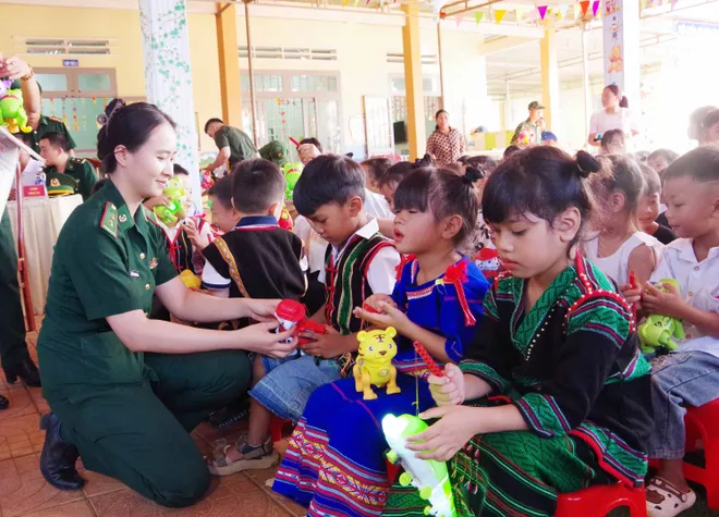 “Đêm hội trăng rằm” ấm áp nơi biên giới Lâm Đồng- Ảnh 5.