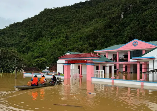 Những h&igrave;nh ảnh lay động h&agrave;ng triệu tr&aacute;i tim trong b&atilde;o Bualoi - Ảnh 3.