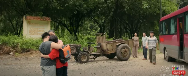 Cách em 1 milimet - Tập 10: Tú bị cả làng đồn là người hại chết Quyên- Ảnh 13. Cách em 1 milimet - Tập 10: Tú bị cả làng đồn là người hại chết Quyên- Ảnh 13.