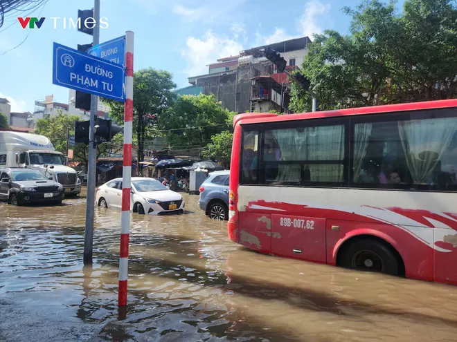 Bệnh nhân K bì bõm lội nước bẩn để vào viện xạ trị - Ảnh 7.