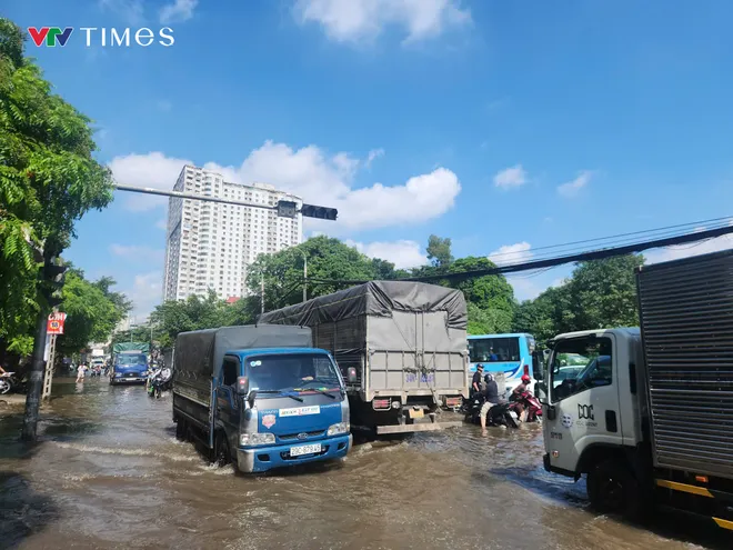 Bệnh nhân K bì bõm lội nước bẩn để vào viện xạ trị - Ảnh 4.