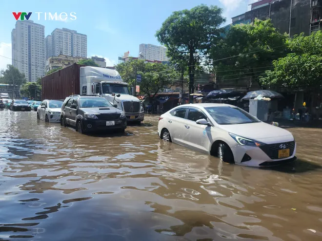 Bệnh nhân K bì bõm lội nước bẩn để vào viện xạ trị - Ảnh 6.