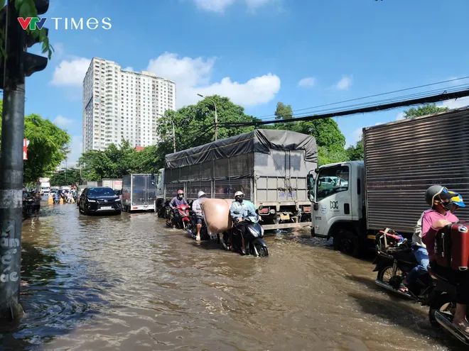 Bệnh nhân K bì bõm lội nước bẩn để vào viện xạ trị - Ảnh 2.