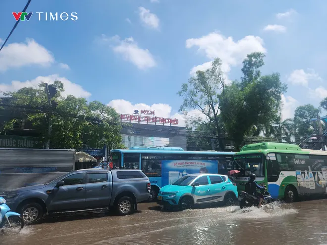 Bệnh nhân K bì bõm lội nước bẩn để vào viện xạ trị - Ảnh 1.