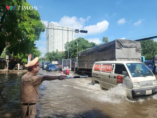 Bệnh nhân K bì bõm lội nước bẩn để vào viện xạ trị - Ảnh 5.