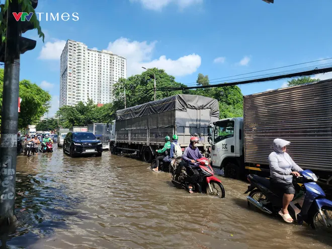 Bệnh nhân K bì bõm lội nước bẩn để vào viện xạ trị - Ảnh 3.